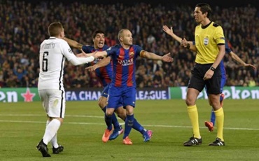 Uefa pode afastar árbitro de Barcelona x PSG, diz jornal espanhol